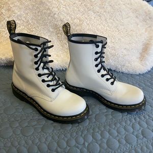 EUC white Dr Martens. Size 7 Women's Dr. Martens Pascal 8-Eye Zip Boot